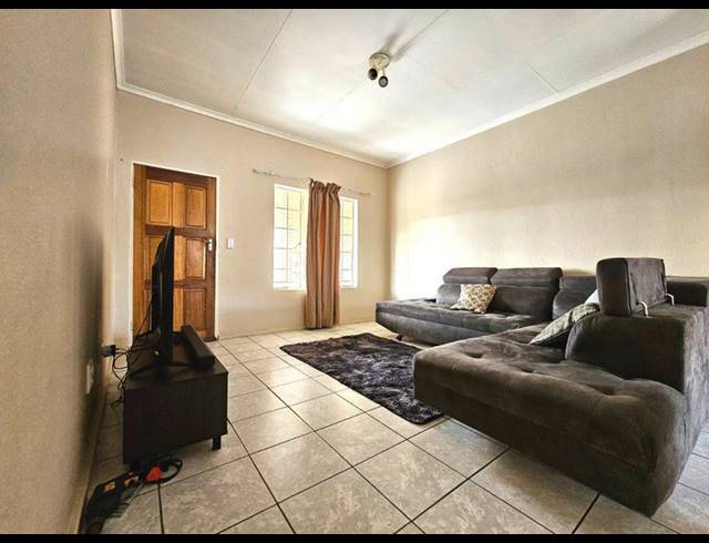2 BEDROOM TOWNHOUSE FOR SALE IN ERAND GARDENS